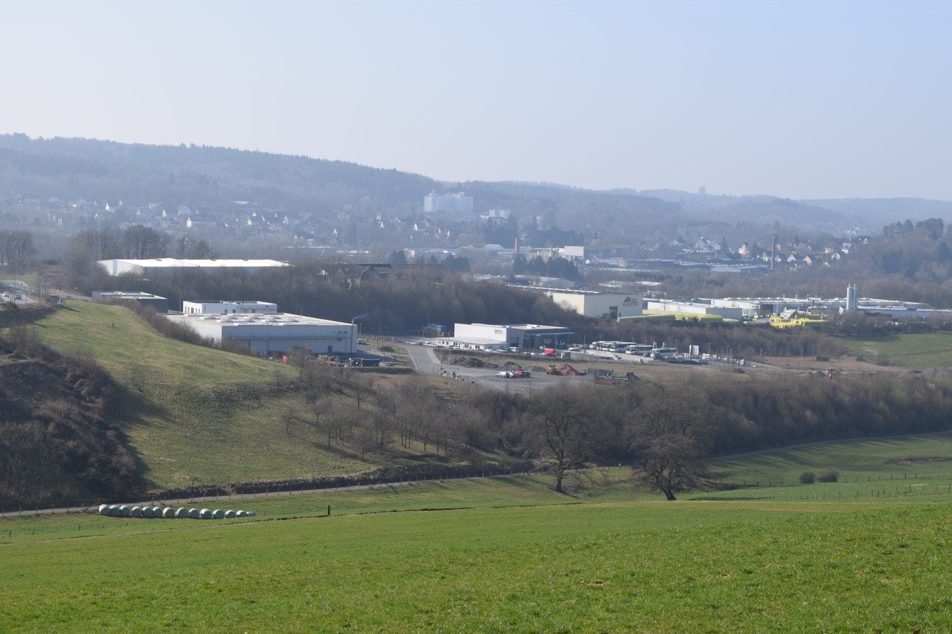 Das Gewerbegebiet von Waldbröl in grüner Landschaft