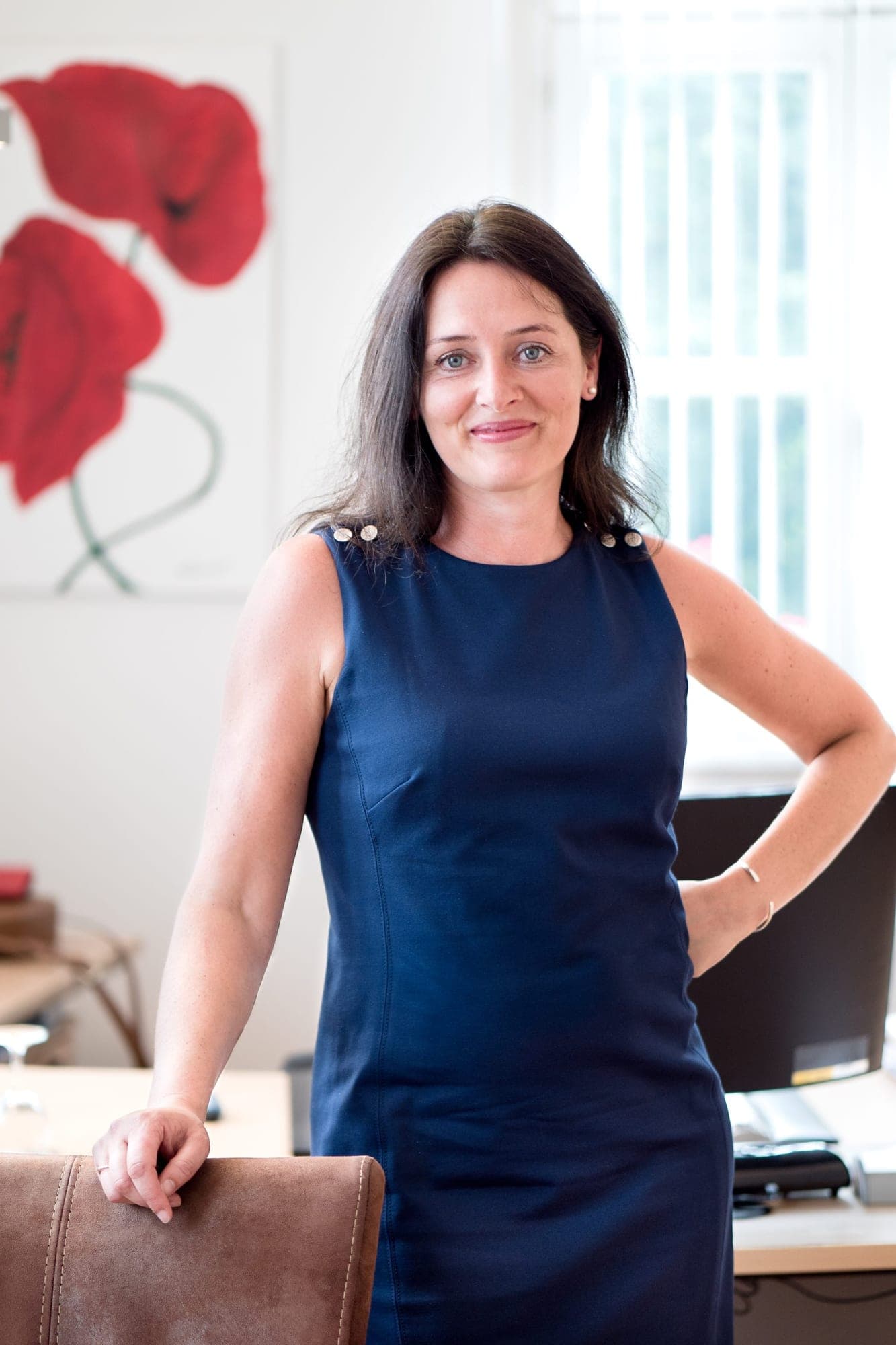 Larissa Weber lächelt vor einem ruhigen Hintergrund