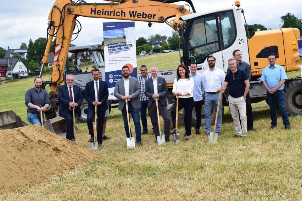 Larissa Weber beim Anstich auf Breuers Wiese