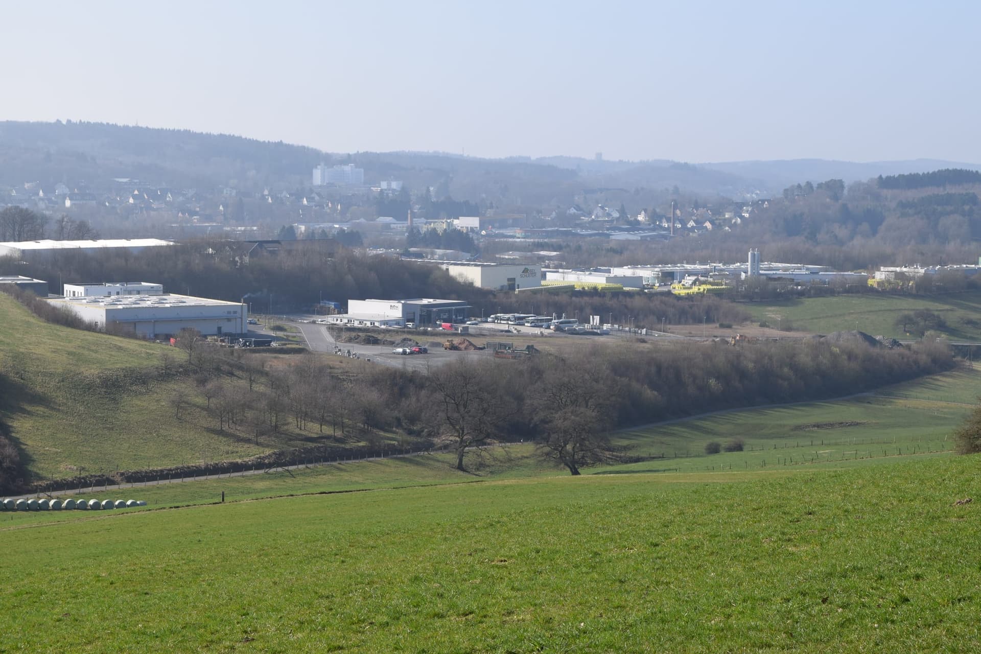 Blick über die Wiesen auf das Gewerbegebiet Hermesdorf und die Stadt Waldbröl