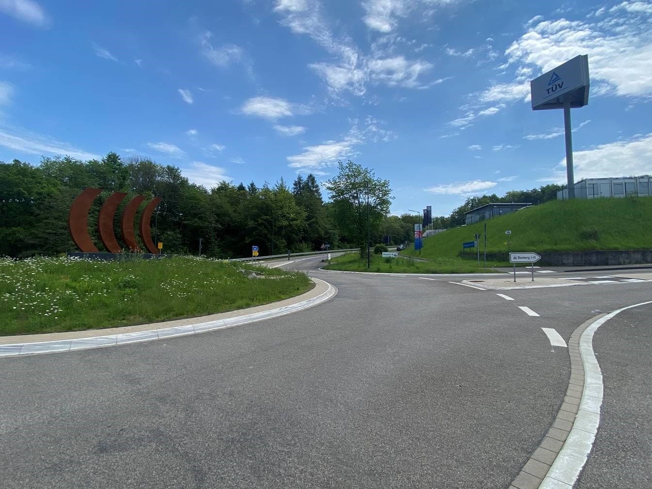 Der neue Radweg an der Lise-Meitner-Straße