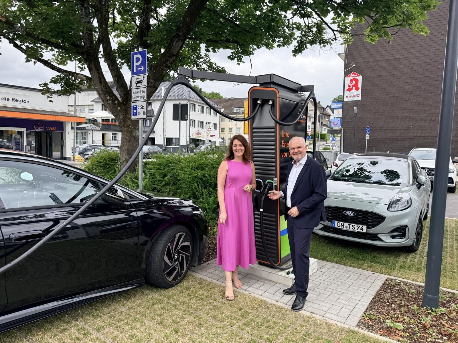 Die neue Schnellladesäule am Parkplatz an der Nümbrechter Straße