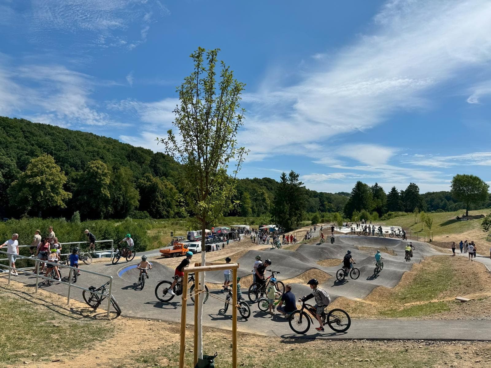 Ein Fahrradfahrer im neuen Skate- und Bikepark an der Klus
