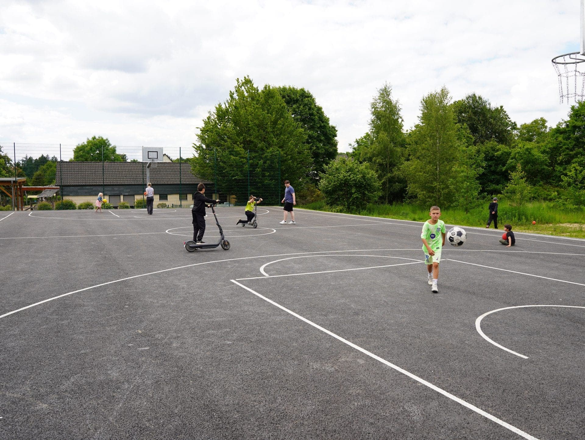 Kinder und Jugendliche auf dem neuen Spielfeld