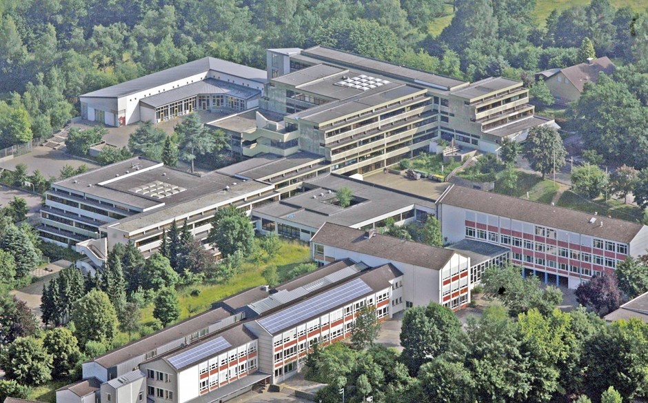 Schulgebäude aus der Vogelperspektive